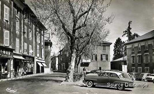 38 Tullins La Place Docteur Valois.jpg